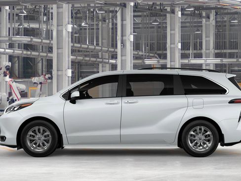 New 2026 Toyota Sienna XLE FWD image 4