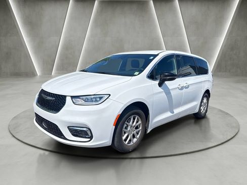 Used 2025 Chrysler Pacifica Select FWD image 3