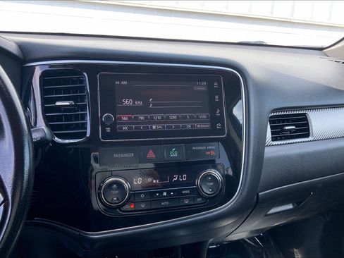 Used 2018 Mitsubishi Outlander SE FWD image 38