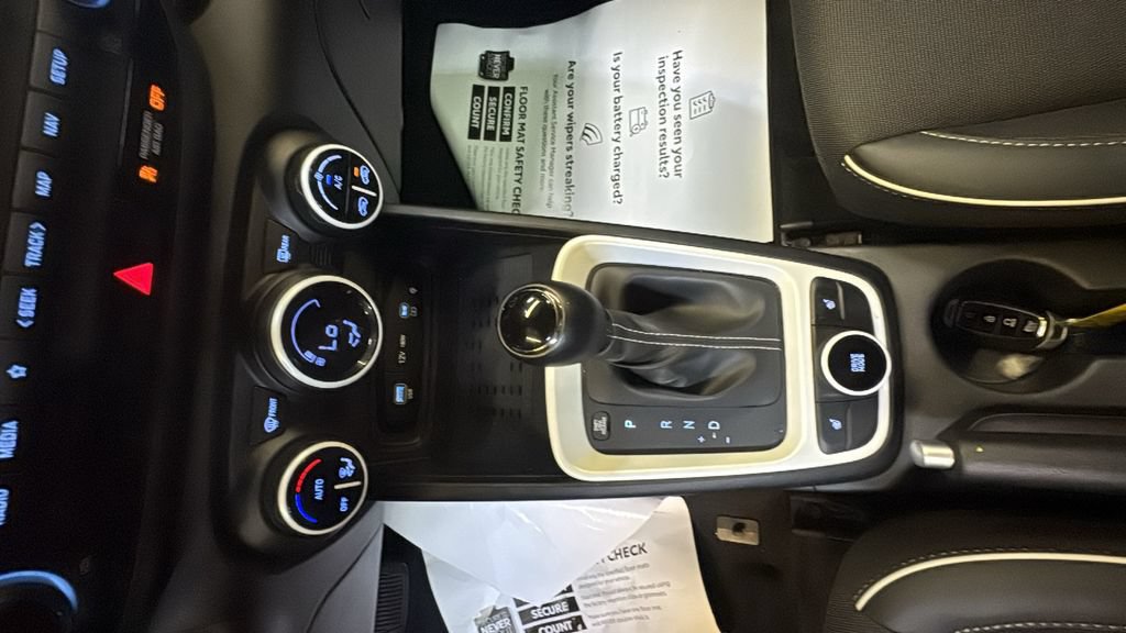 Used 2025 Hyundai Venue Limited FWD image 21