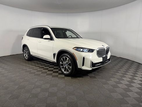 Used 2025 BMW X5 xDrive50e AWD/4WD image 3