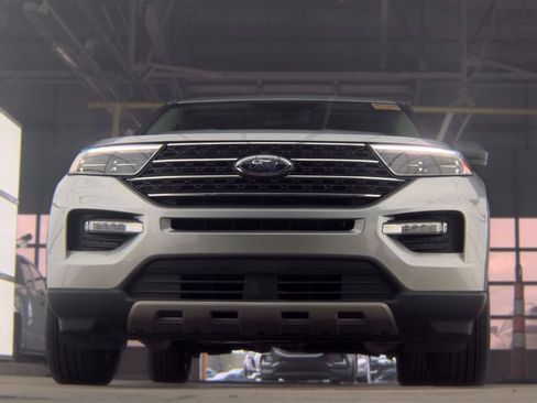 Used 2024 Ford Explorer XLT w/ Equipment Group 202A AWD/4WD image 3