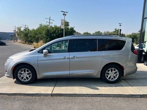 Used 2020 Chrysler Pacifica Touring-L FWD image 3