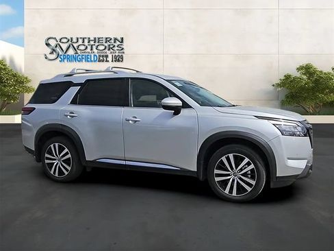 Used 2025 Nissan Pathfinder Platinum w/ Black Appearance Package FWD image 37