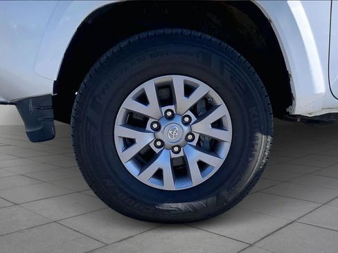 Used 2017 Toyota Tacoma SR5 image 11