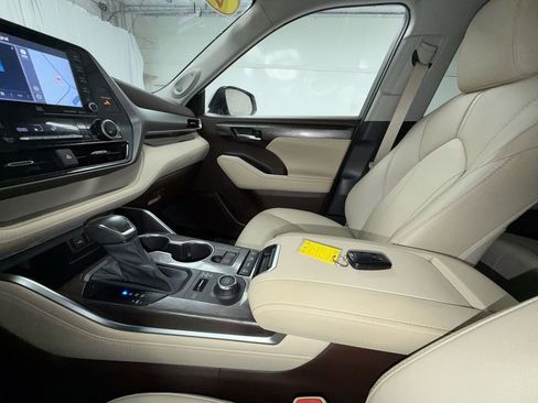 Used 2021 Toyota Highlander Limited image 22