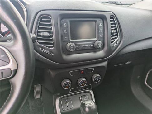 Used 2018 Jeep Compass Latitude image 14