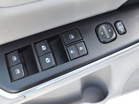 Used 2017 Toyota Camry SE image 13