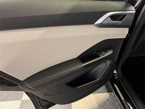 Certified 2025 Volkswagen Taos SE image 17