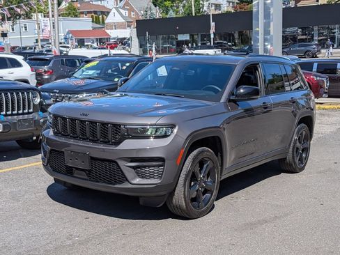 Used 2023 Jeep Grand Cherokee Altitude AWD/4WD image 2