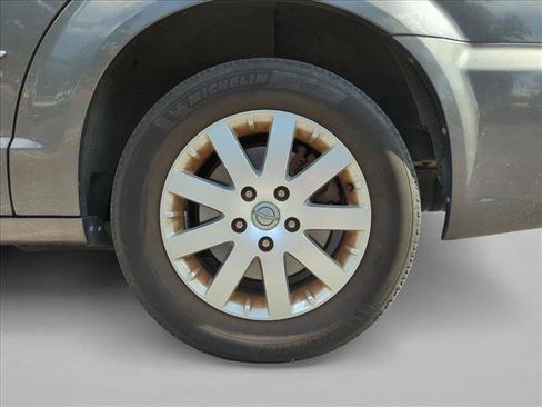 Used 2016 Chrysler Town & Country Touring FWD image 13