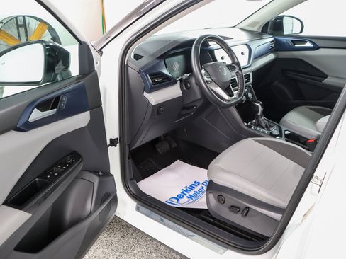 Used 2023 Volkswagen Taos SE w/ Panoramic Sunroof Package AWD/4WD image 3