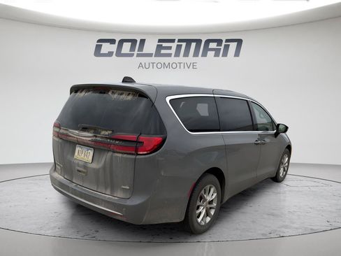 Used 2023 Chrysler Pacifica Touring-L AWD/4WD image 5