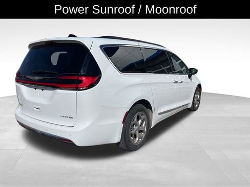 Used 2023 Chrysler Pacifica Limited image 7