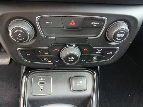 Used 2021 Jeep Compass Latitude FWD image 32