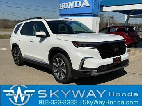 Used 2025 Honda Pilot Touring image 1