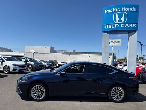 Used 2021 Lexus ES 300h w/ Accessory Package FWD image 2