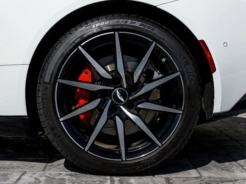 Used 2019 Aston Martin DB11 Volante image 40