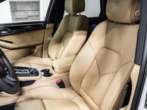 New 2025 Porsche Macan image 18