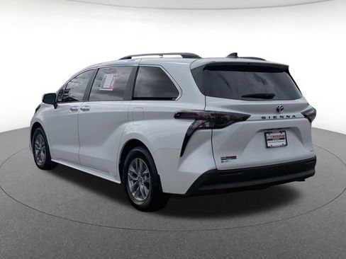 Used 2025 Toyota Sienna XLE w/ XLE Plus Package FWD image 4