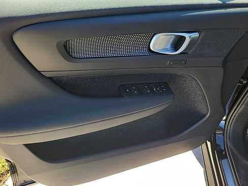 Used 2023 Volvo XC40 B5 Plus image 14