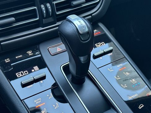 Certified 2023 Porsche Macan AWD/4WD image 22