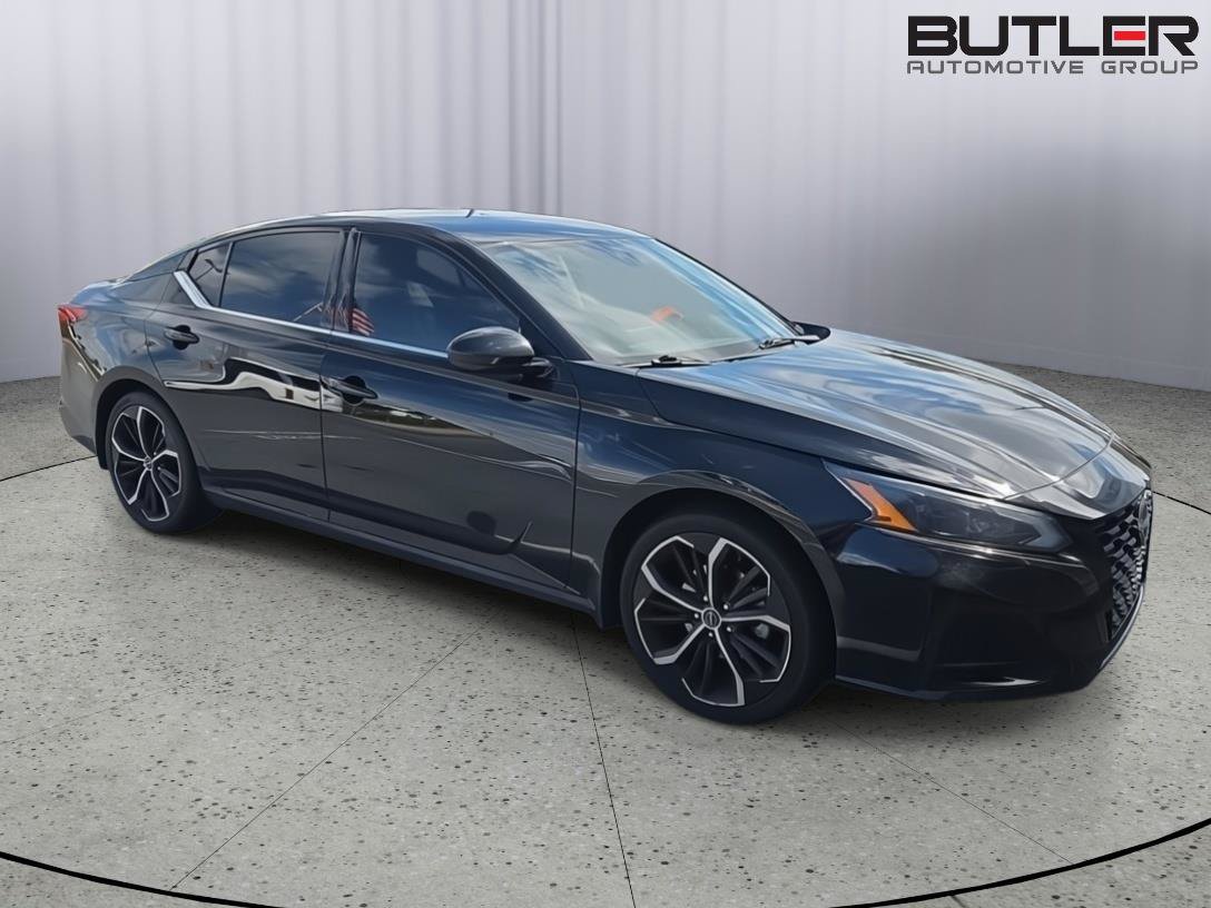 Used 2023 Nissan Altima 2.5 SR FWD image 2