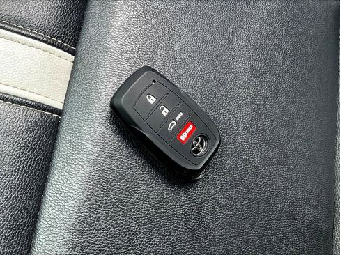 Used 2025 Toyota Camry SE image 33