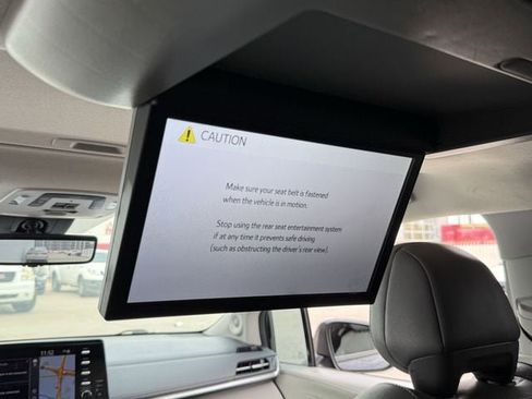 Used 2021 Toyota Sienna Limited image 17