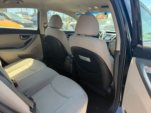 Used 2014 Hyundai Elantra SE w/ Option Group 02 FWD image 10
