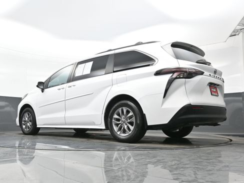 Used 2023 Toyota Sienna LE image 29