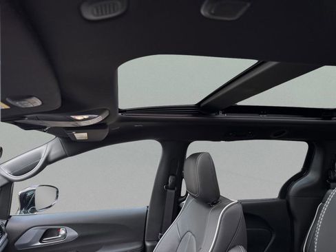 New 2026 Chrysler Pacifica Limited image 21