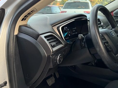 Used 2017 Ford Fusion SE w/ Fusion SE Technology Package image 12