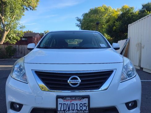 Used 2014 Nissan Versa w/ Tech Package FWD image 2