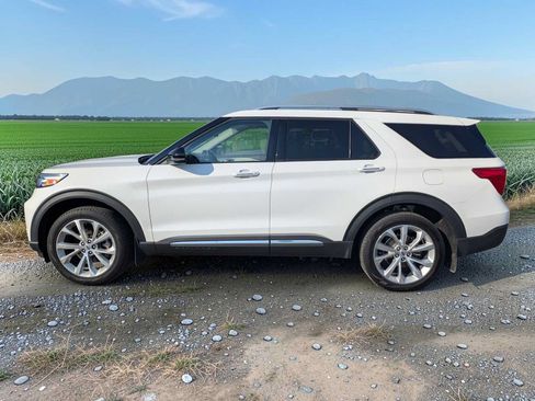 Certified 2023 Ford Explorer Platinum w/ Technology Package AWD/4WD image 3