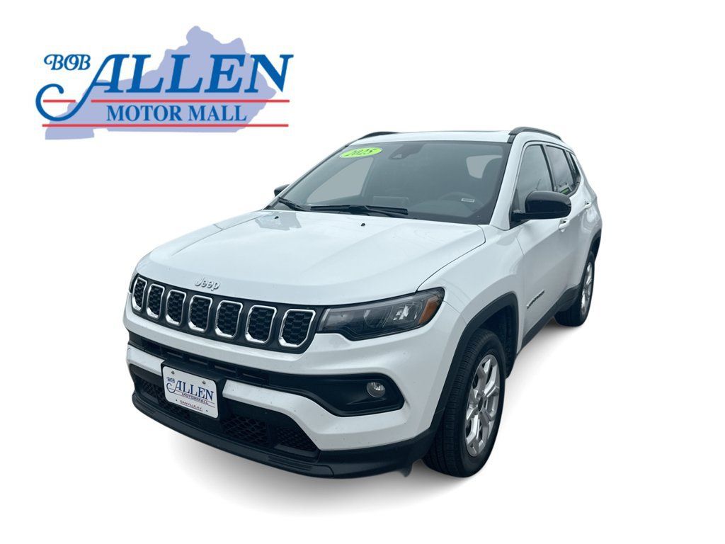 Used 2025 Jeep Compass Latitude w/ Sun & Sound Group AWD/4WD image 1