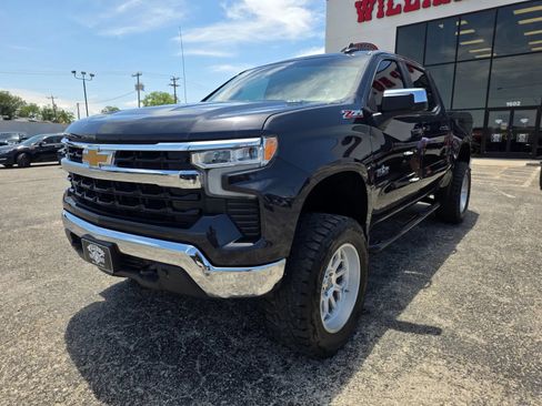 Used 2024 Chevrolet Silverado 1500 LT w/ Z71 Off-Road Package AWD/4WD image 3