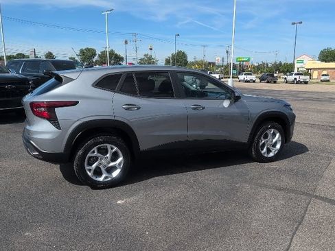 Used 2024 Chevrolet Trax LS w/ LS Convenience Package FWD image 7