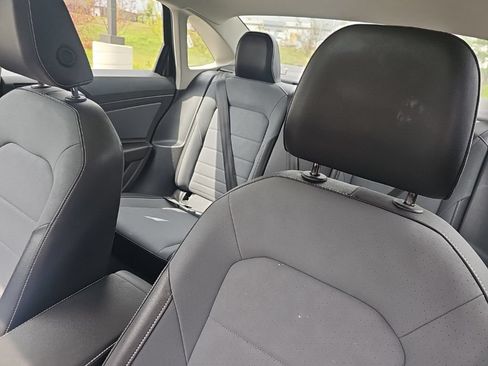 Used 2025 Volkswagen Jetta SE FWD image 9