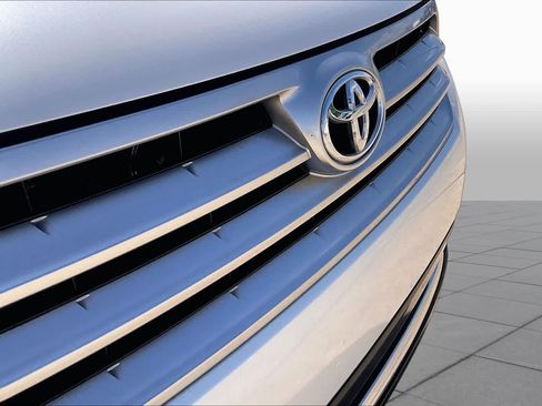 Used 2012 Toyota Highlander SE FWD image 24