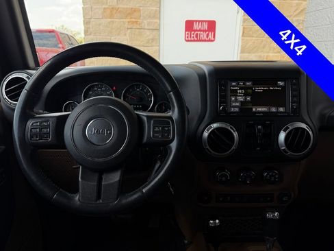 Used 2016 Jeep Wrangler Unlimited Sahara w/ Connectivity Group AWD/4WD image 7