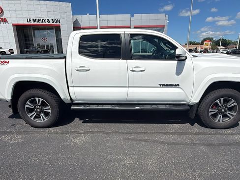 Used 2017 Toyota Tacoma TRD Sport AWD/4WD image 8