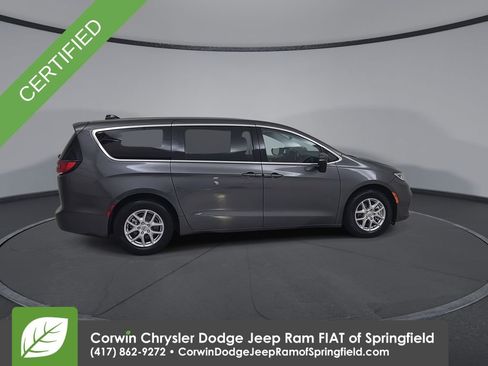 Certified 2023 Chrysler Pacifica Touring-L image 16
