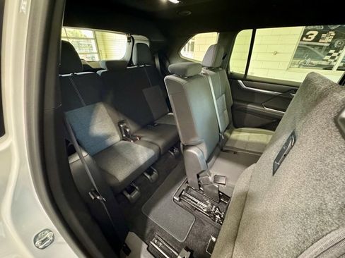 Used 2025 GMC Acadia Elevation image 14