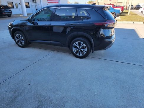 Used 2021 Nissan Rogue SV w/ Premium Package image 3