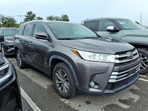 Certified 2019 Toyota Highlander XLE AWD/4WD image 2