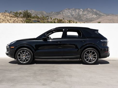Certified 2023 Porsche Cayenne Platinum Edition AWD/4WD image 2