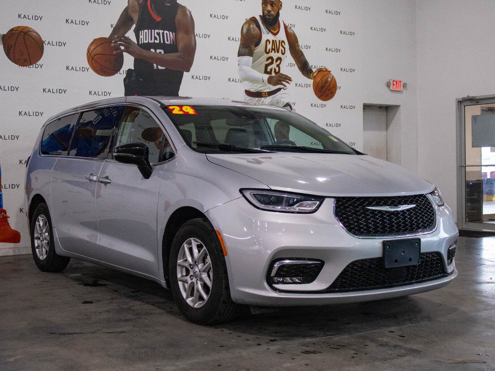 Used 2024 Chrysler Pacifica Touring-L FWD image 18