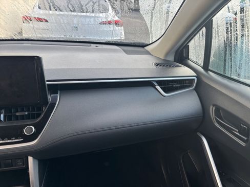 Used 2025 Toyota Corolla Cross LE image 35