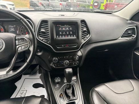 Certified 2020 Jeep Cherokee Latitude Plus w/ Cold Weather Group image 19